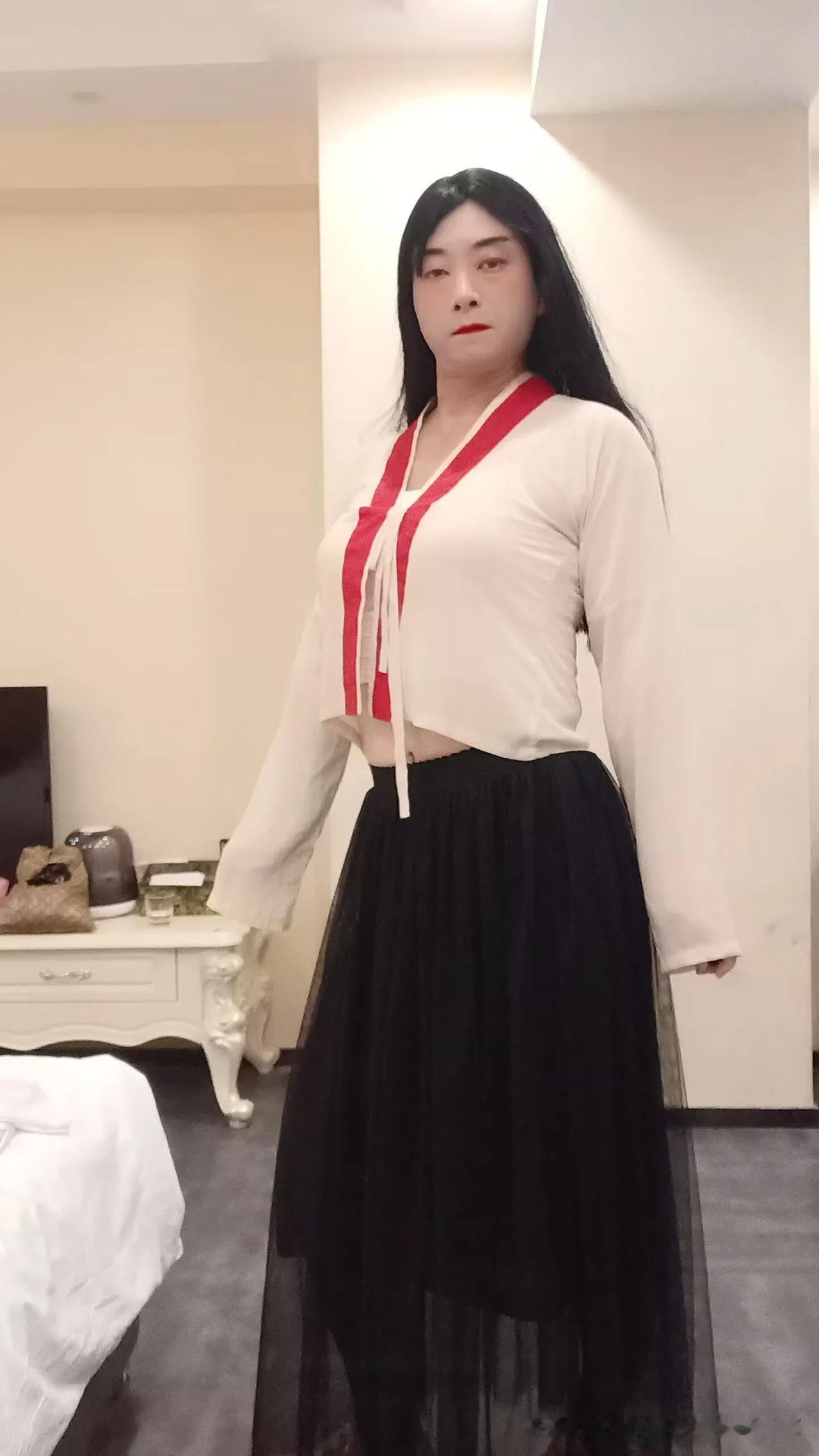 时尚大叔黑色长裙搭配
时尚女装大叔这样的搭配穿搭漂亮吗？
服装只有穿在身上才能展