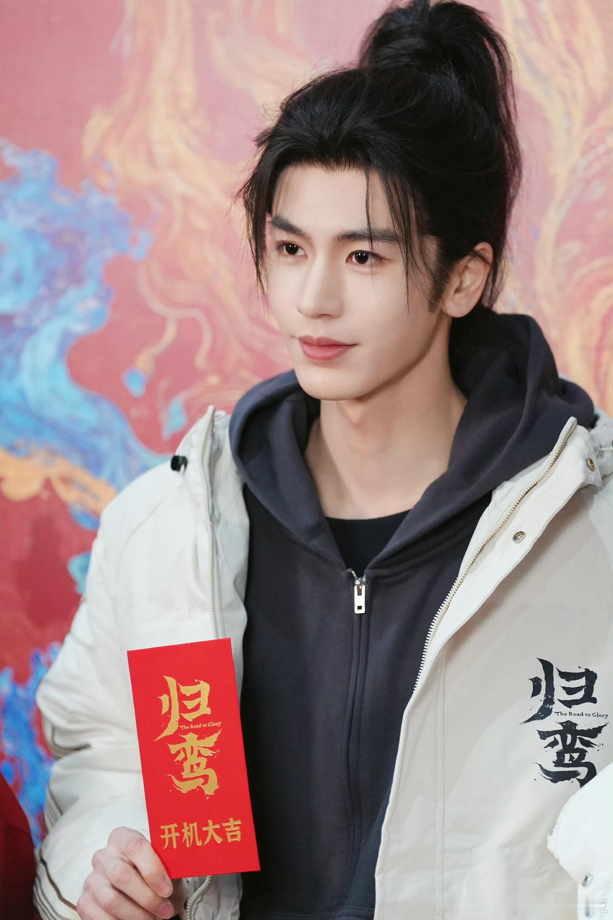 张凌赫今天是白衬衫男大张凌赫归鸾杀青倒计时《归鸾》杀青倒计时！张凌赫今天是白衬衫