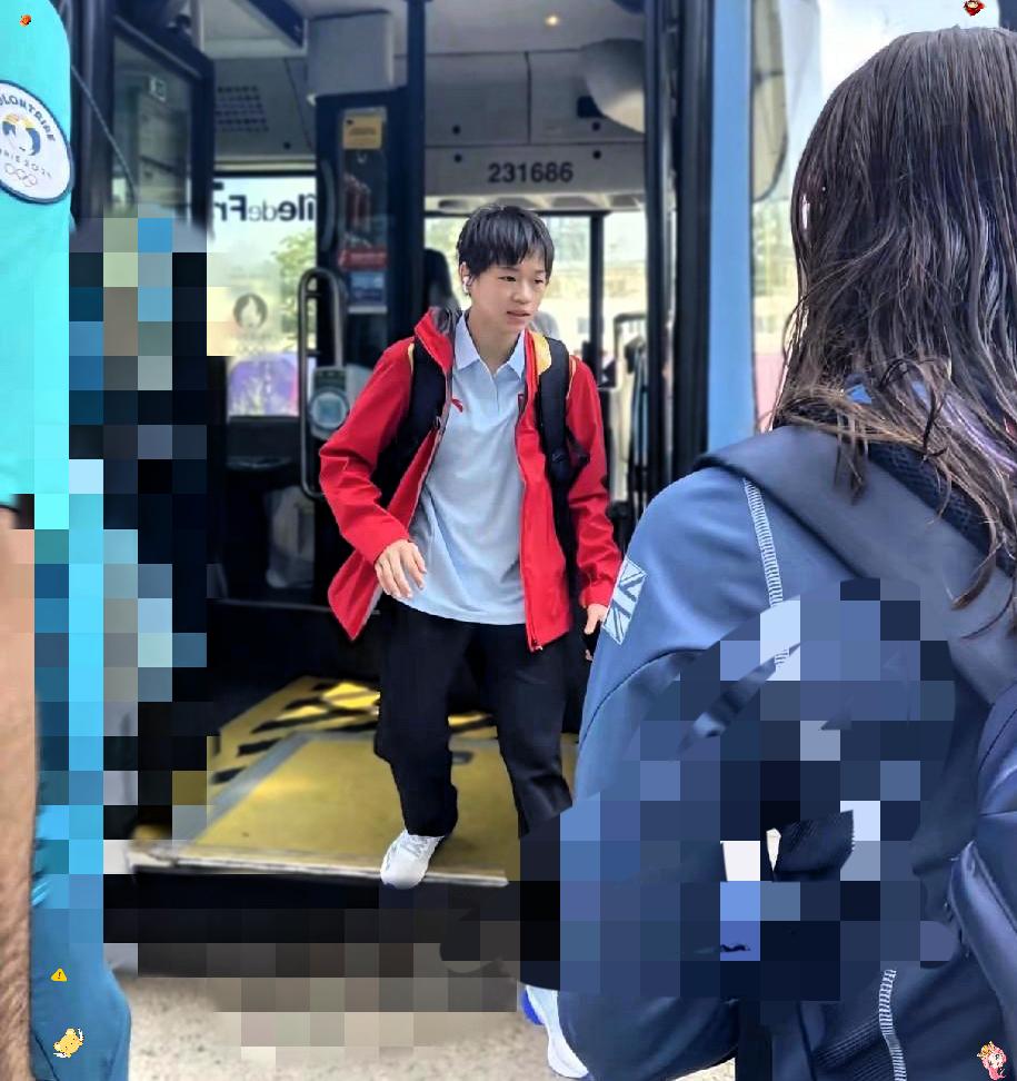 赛场外的全红婵太反差！冠军光环下，她藏着最真实的孩子气

大巴车门一开，下来的居