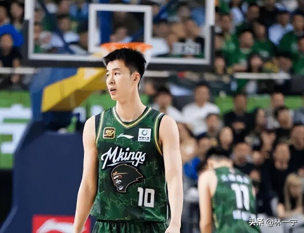 看球员郭昊文打球，会觉得他在国内篮坛确实有些特别。

他最显眼的长处是什么呢？是