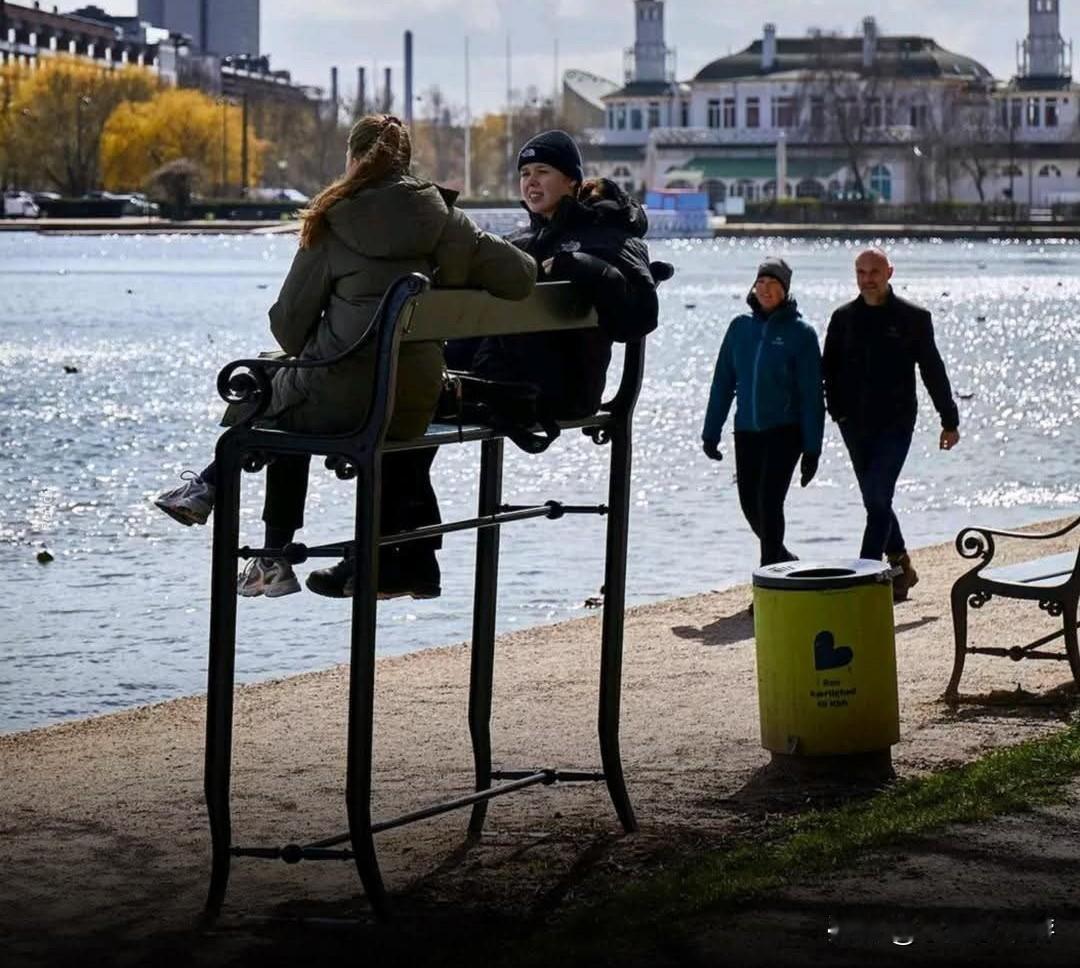 在丹麦哥本哈根，设置了异常高的公共长椅，比普通长椅高出约85厘米，目的是警示气候