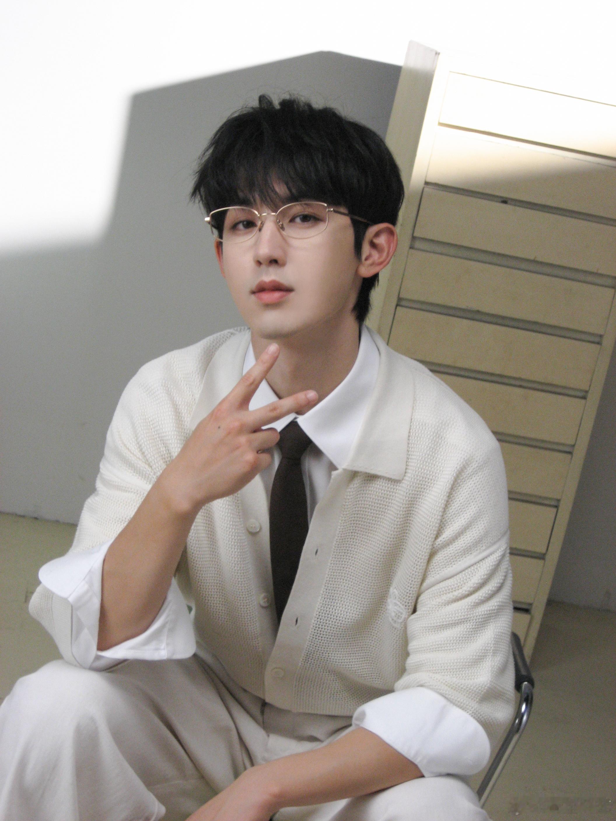 郭俊辰青春男大风救命，郭俊辰看镜头也太会了吧，这组live图我能循环看一百遍，青