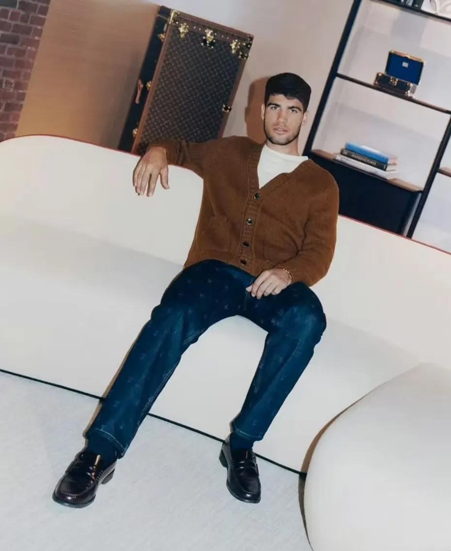 阿尔卡拉斯这一身LV既富贵又低调，还挺适合他的。冷暖撞色为冬日带来一丝暖意。