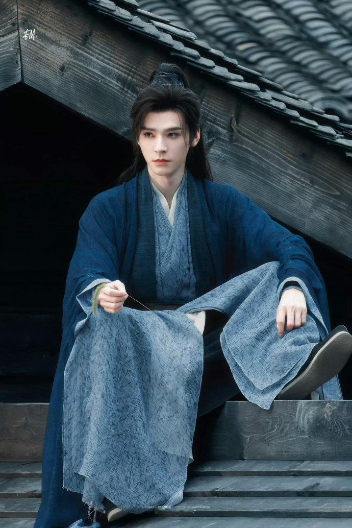龚俊比脸还大的鸡翅包冷峻侠气撞上软萌笑点，陆小凤这个鸡翅包造型堪称惊喜，严肃剧情