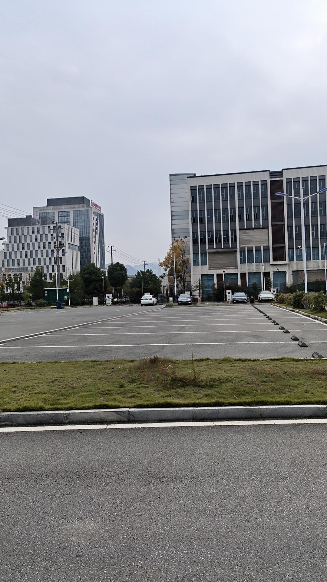 如今灵活就业成为不少人的工作选择，无论是快递员、网络主播，还是个体工商户，都能通