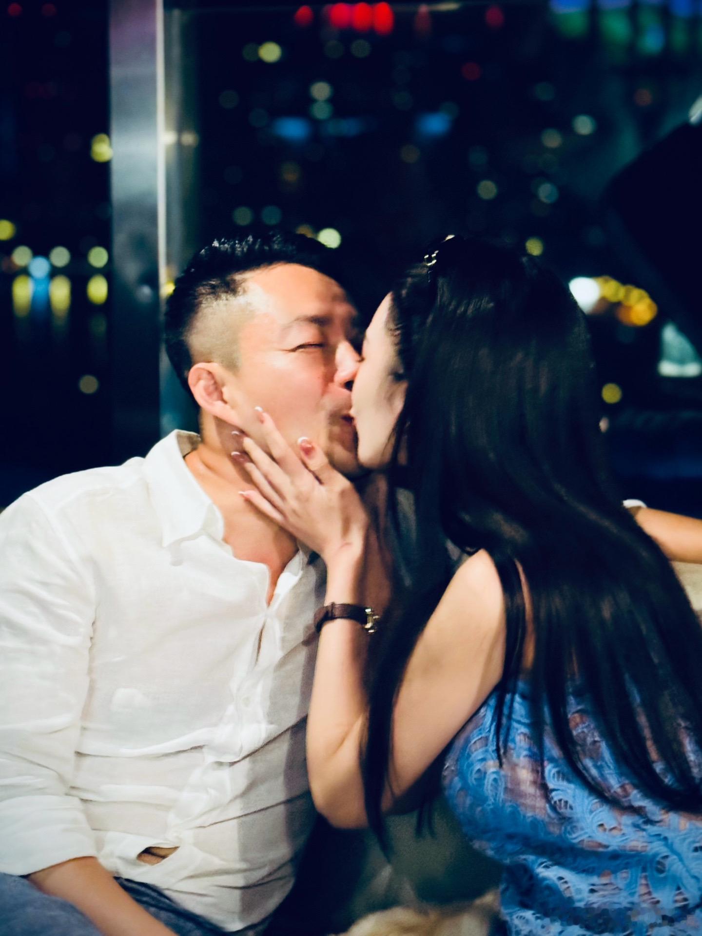 #汪小菲Mandy亲吻照# 汪小菲Mandy亲吻照曝光，夫妻俩对嘴亲亲撒狗粮 ​