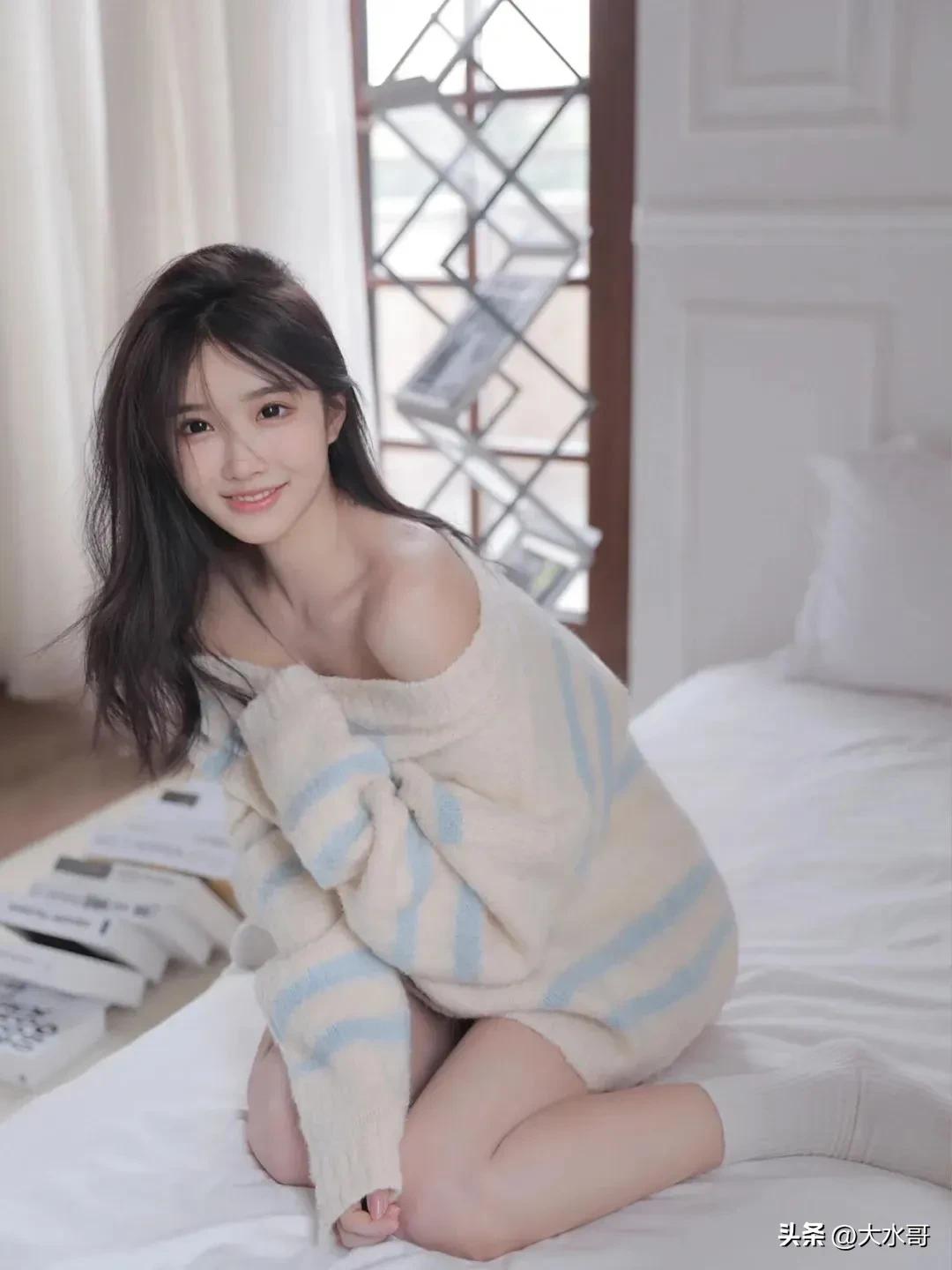 妹子的锁骨真漂亮，又纯又欲，爱了吧[爱慕]