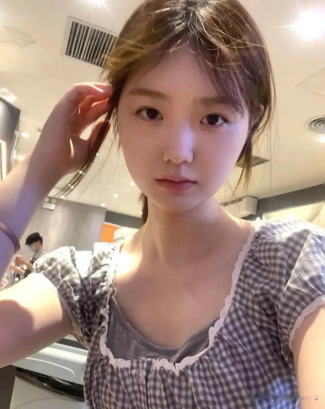 【少女梦，永不凋零】  
每个女孩心里都藏着公主梦，  
是粉裙、水晶鞋，  