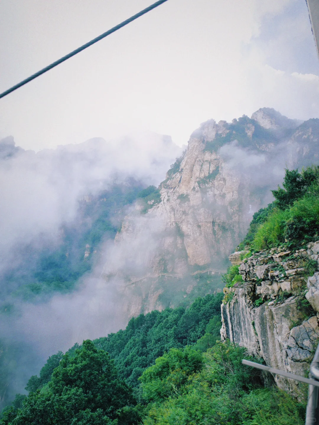 那天在山巅，我伸手就能摸到云。