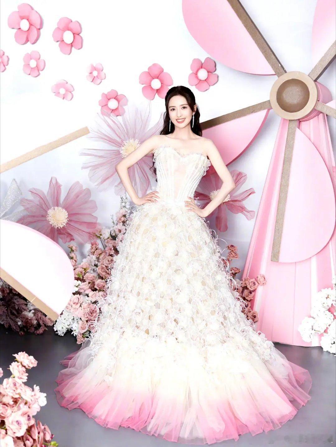 #佟丽娅生日会仪式感拉满#佟丽娅生日会现场放满了粉色的花束和粉色的风车，衬得被簇