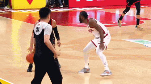 贺希宁这波操作秀麻了！带球强突直接顶飞诺威尔，突破后精准倒三角回传，马里奇心领神