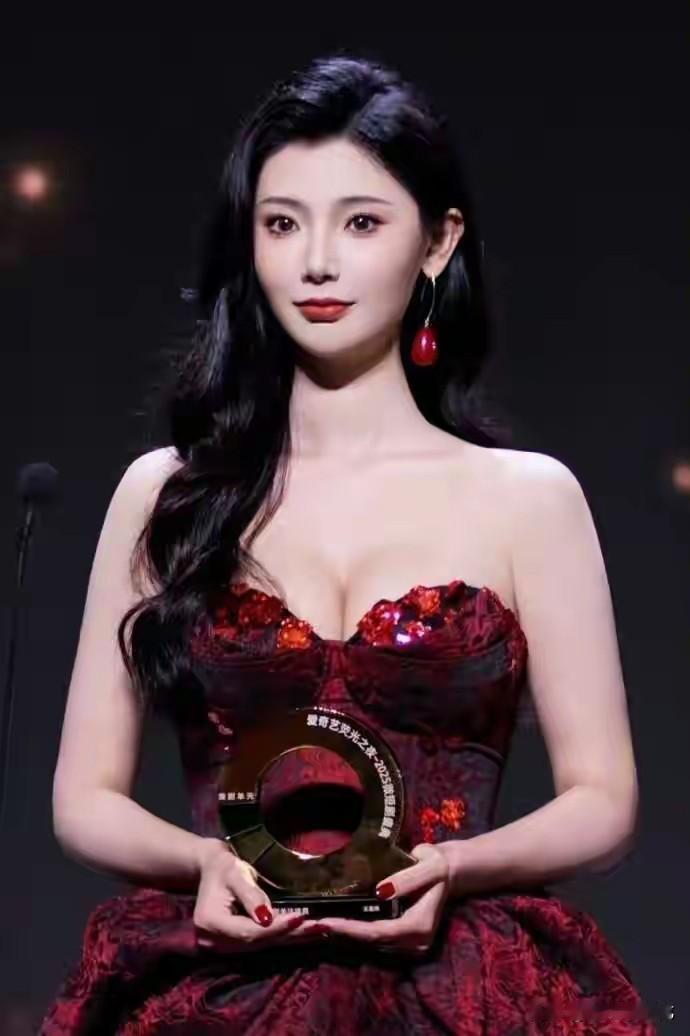 魔鬼身材王星辰
 
活动现场的王星辰一袭酒红暗纹抹胸长裙惊艳亮相，裙身点缀的立体