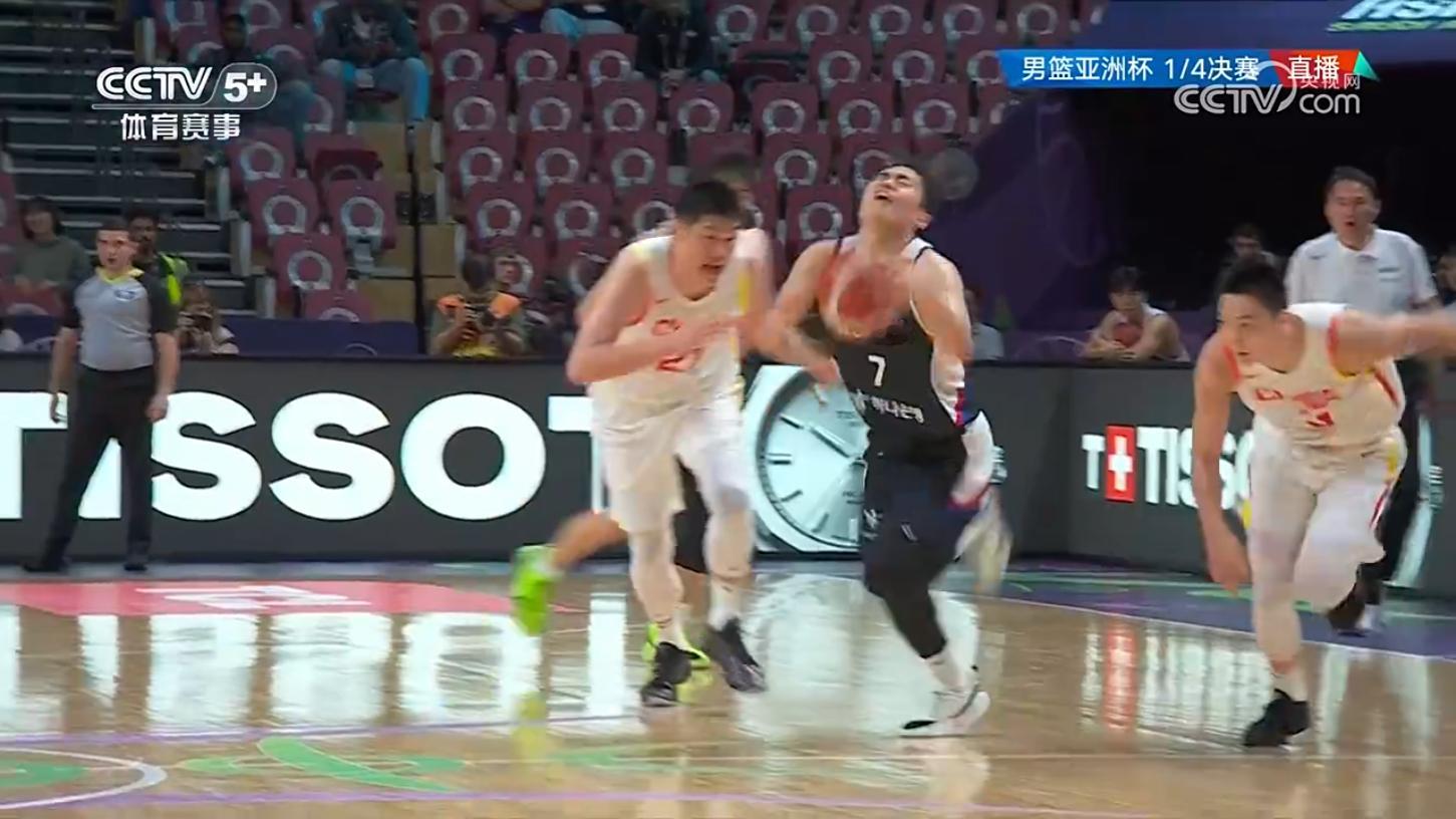 中国男篮vs韩国男篮刚有时间瞧一眼比赛，就看到胡明轩一个失误加一个犯规[允悲]还