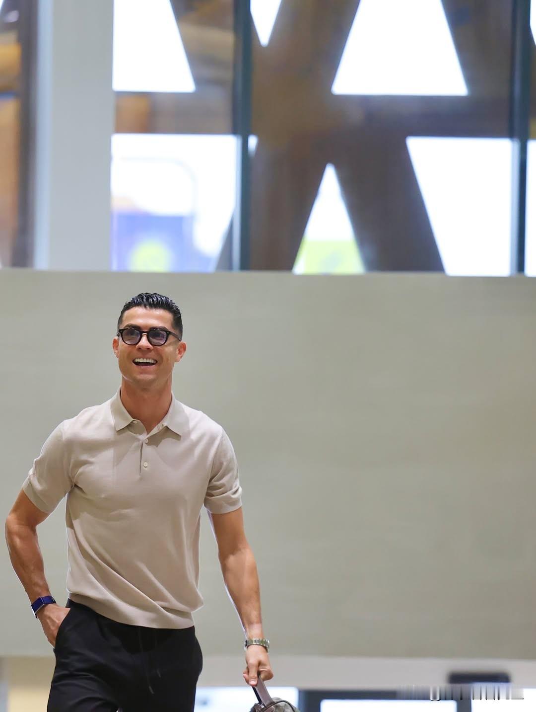 如果你也不喜欢把Polo衫的下摆扎进裤子里，那么选择像C罗身上穿的这个横机针织P