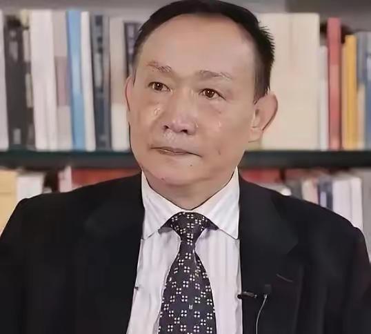 卢麒元教授近日称：美国对中国已经构不成威胁了，美军对中国是没有意义的，美国唯一可