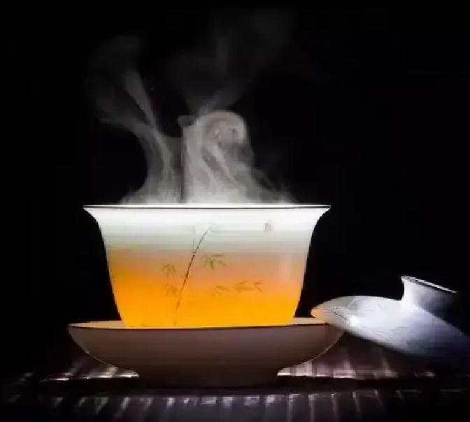 刷到一条真扎心的故事。

一位中年老哥独自照顾患阿尔茨海默病的老父亲整整三年，每