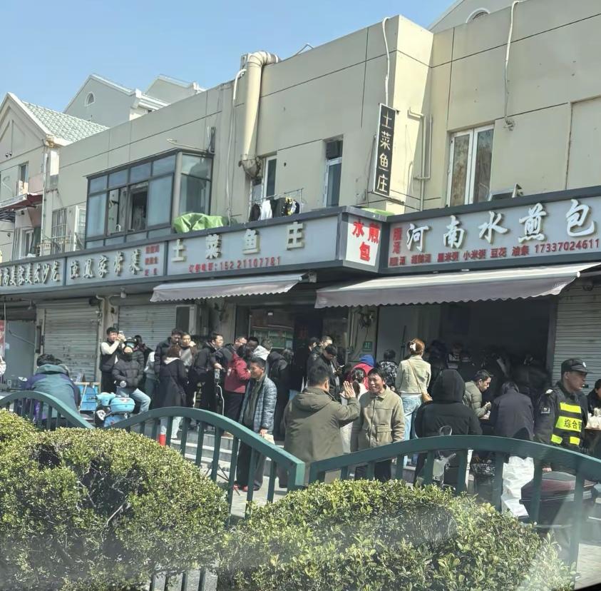 河南水煎包的老板以为这两天热度会下去。没想到热度居高不下，他只好又把姐夫摇过来。