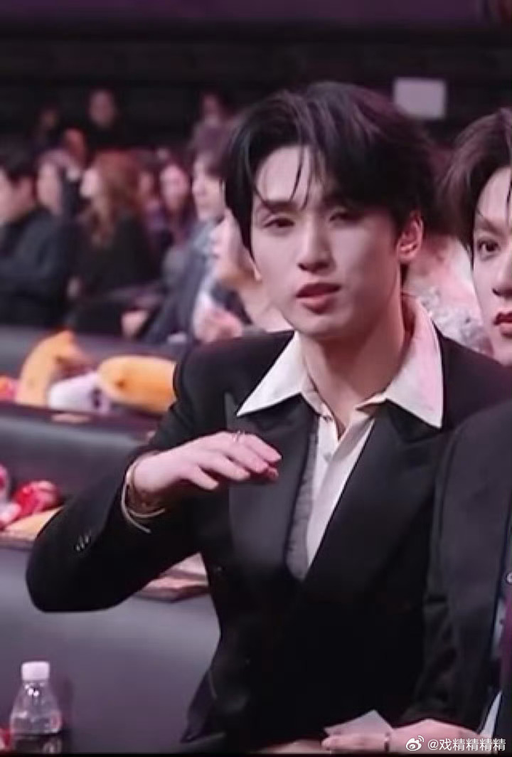 严浩翔 脱粉生图长得像谁呢，粉丝现状堪忧 