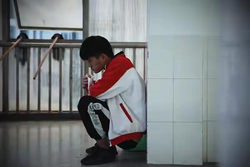 好大哥，真是做到了长兄为父，看着好心暖，为大哥点赞，愿小丫头早日恢复健康。