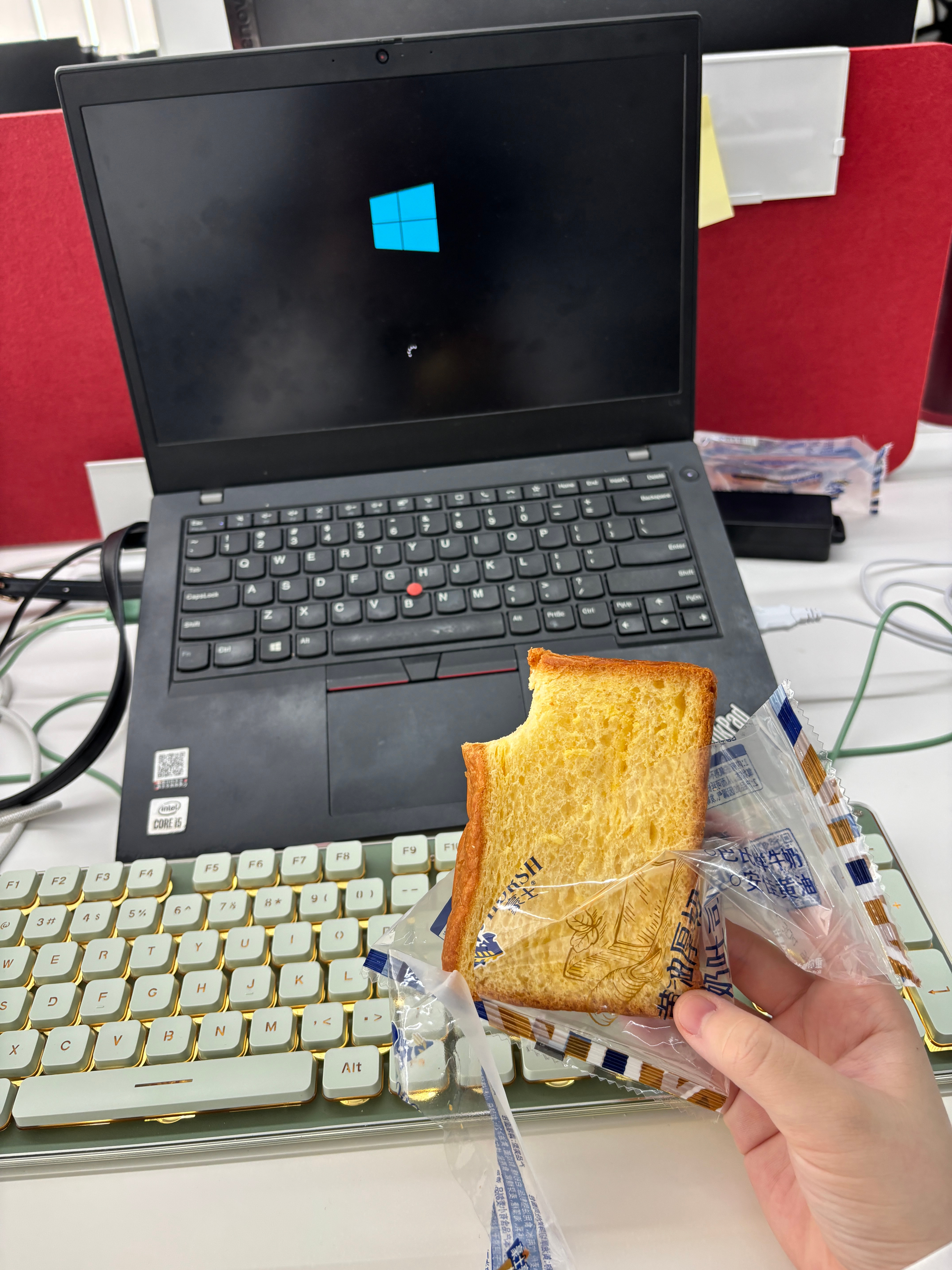 每天就这样第一个来工位的，然后狠狠的撕咬食物校园v计划日常大学生喜爱内容共创计划