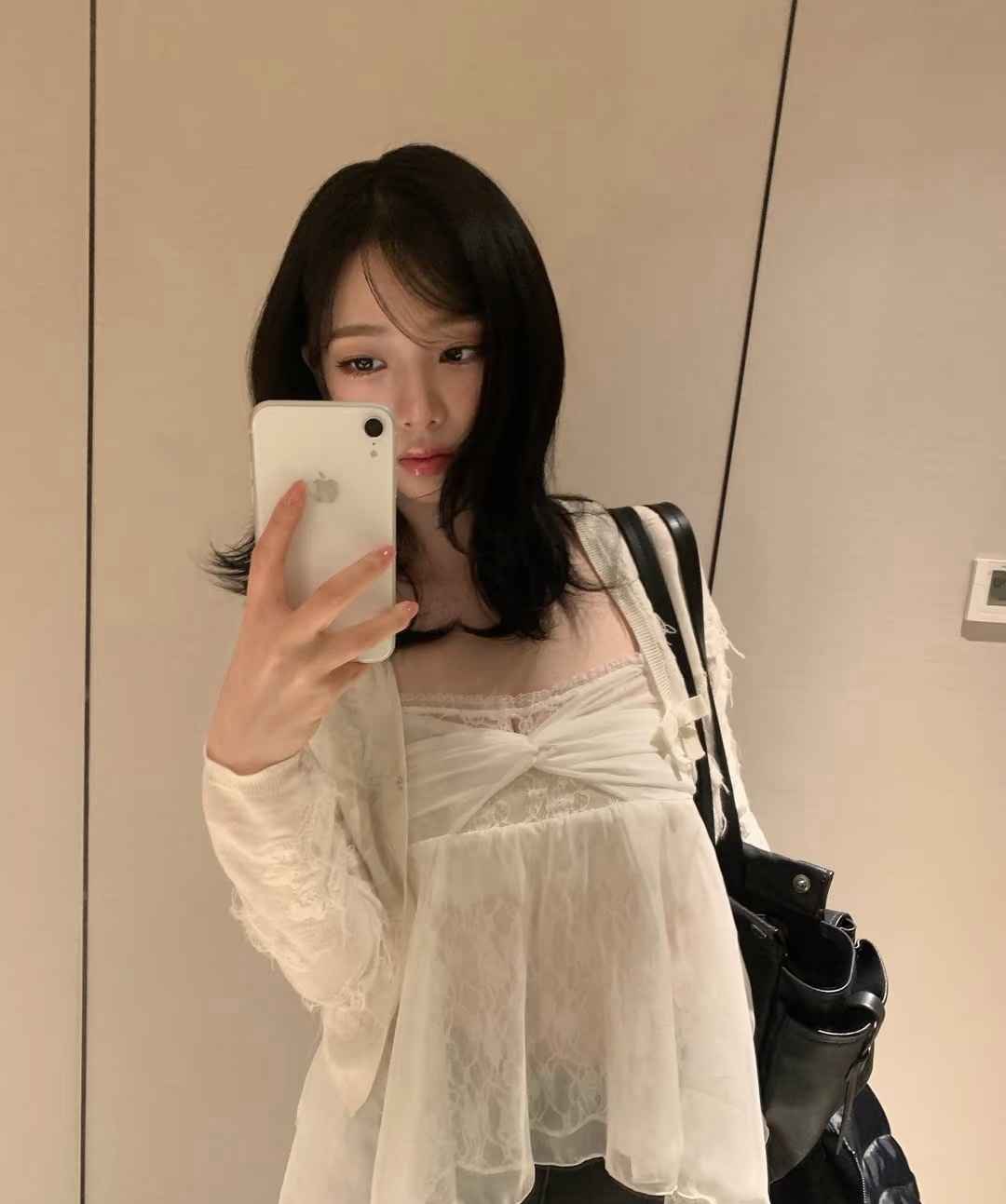 柳智敏ins更新，茉莉花vs玫瑰花！