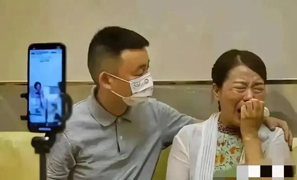 郭威与姚策儿时差别大，物质悬殊大！

‌郭威的童年‌生活在河南驻马店，照片显示他