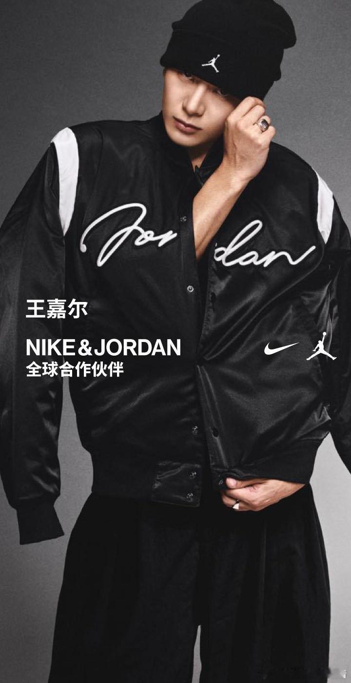 王嘉尔官宣双品牌全球合作伙伴  看冷帽夹克造型，all black风格尽显时尚魅