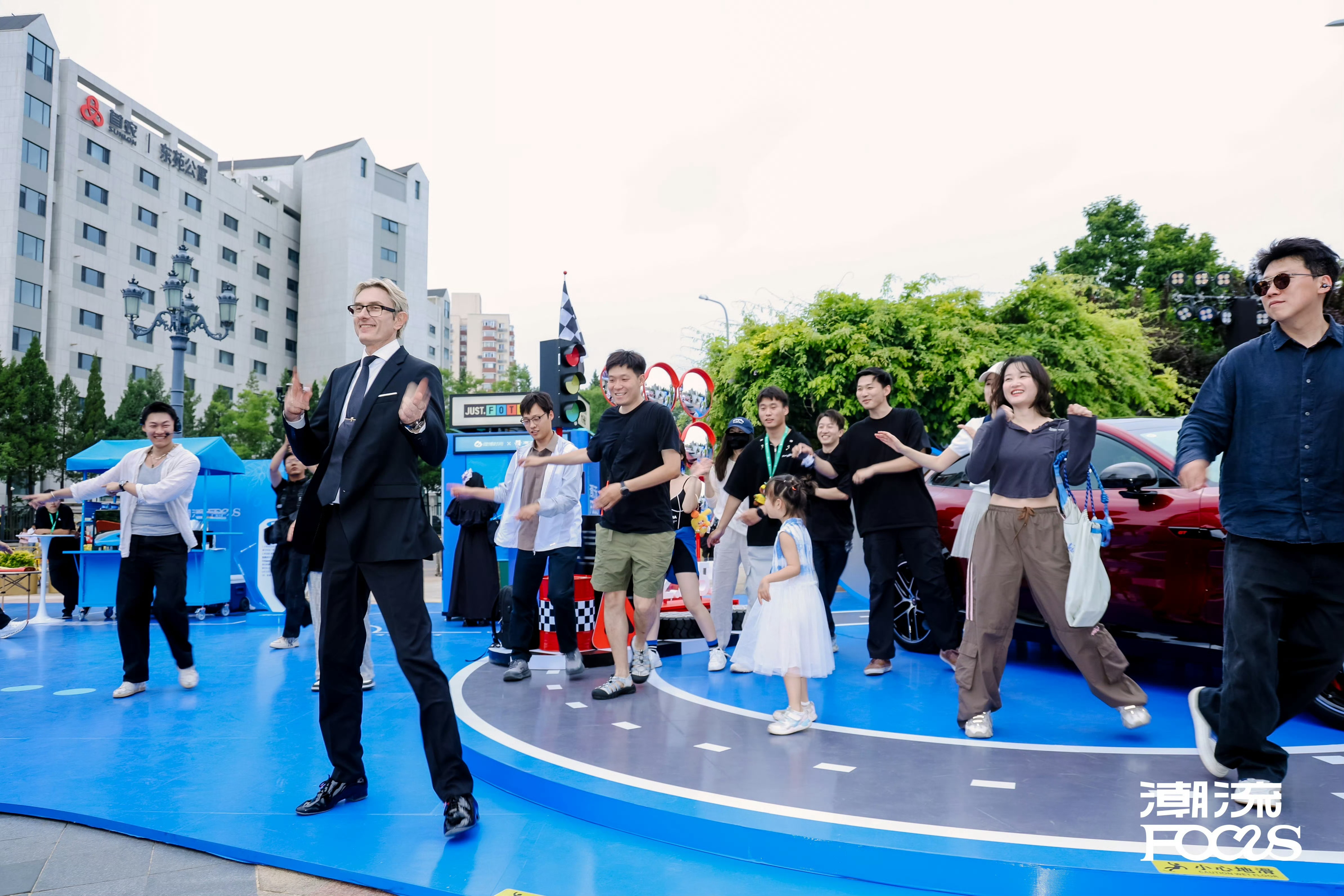 九头身裁判把雷军进行曲具象化了WDSF顶级裁判谢尔盖·辛金斯，他不仅是严苛的裁判