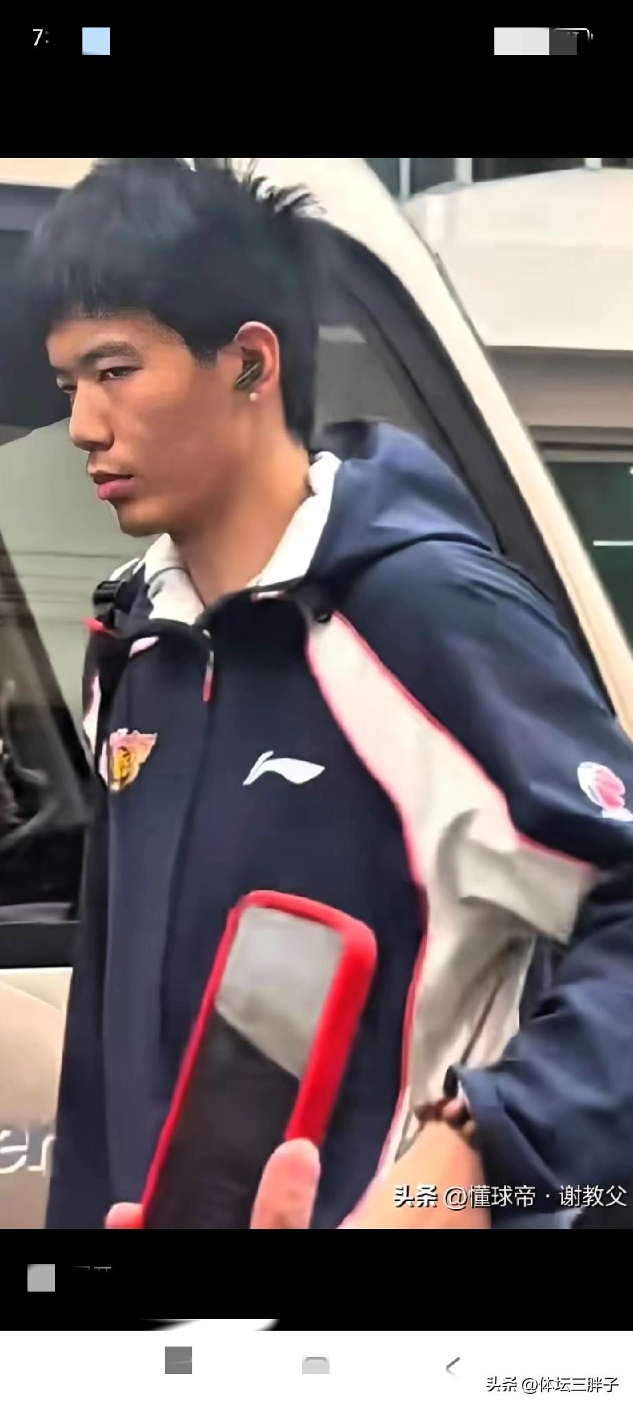 来时意气风发，广东男篮造势造的，轰动了整个CBA。联赛打到一半，焦泊乔憔悴迷茫无