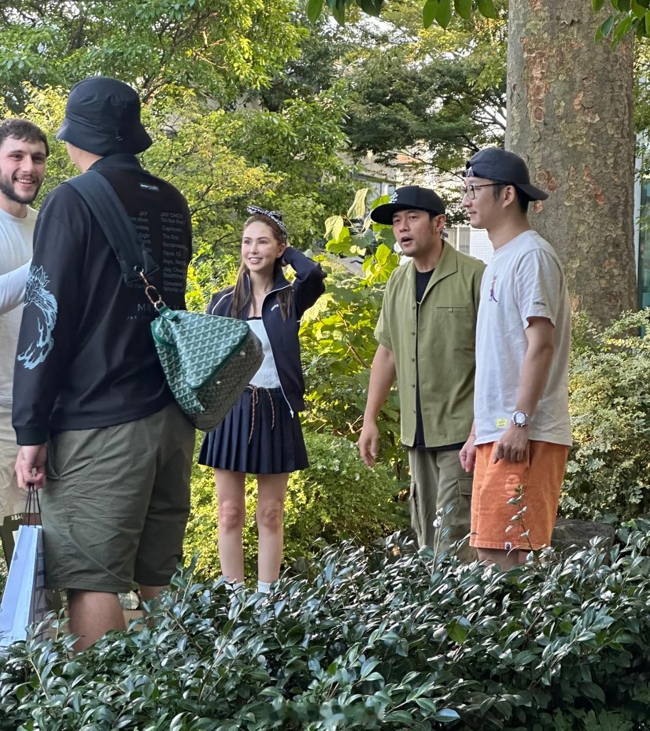 日本代官山偶遇周杰伦昆凌 日本代官山偶遇周杰伦昆凌，夫妻俩和朋友热聊。 ​​​