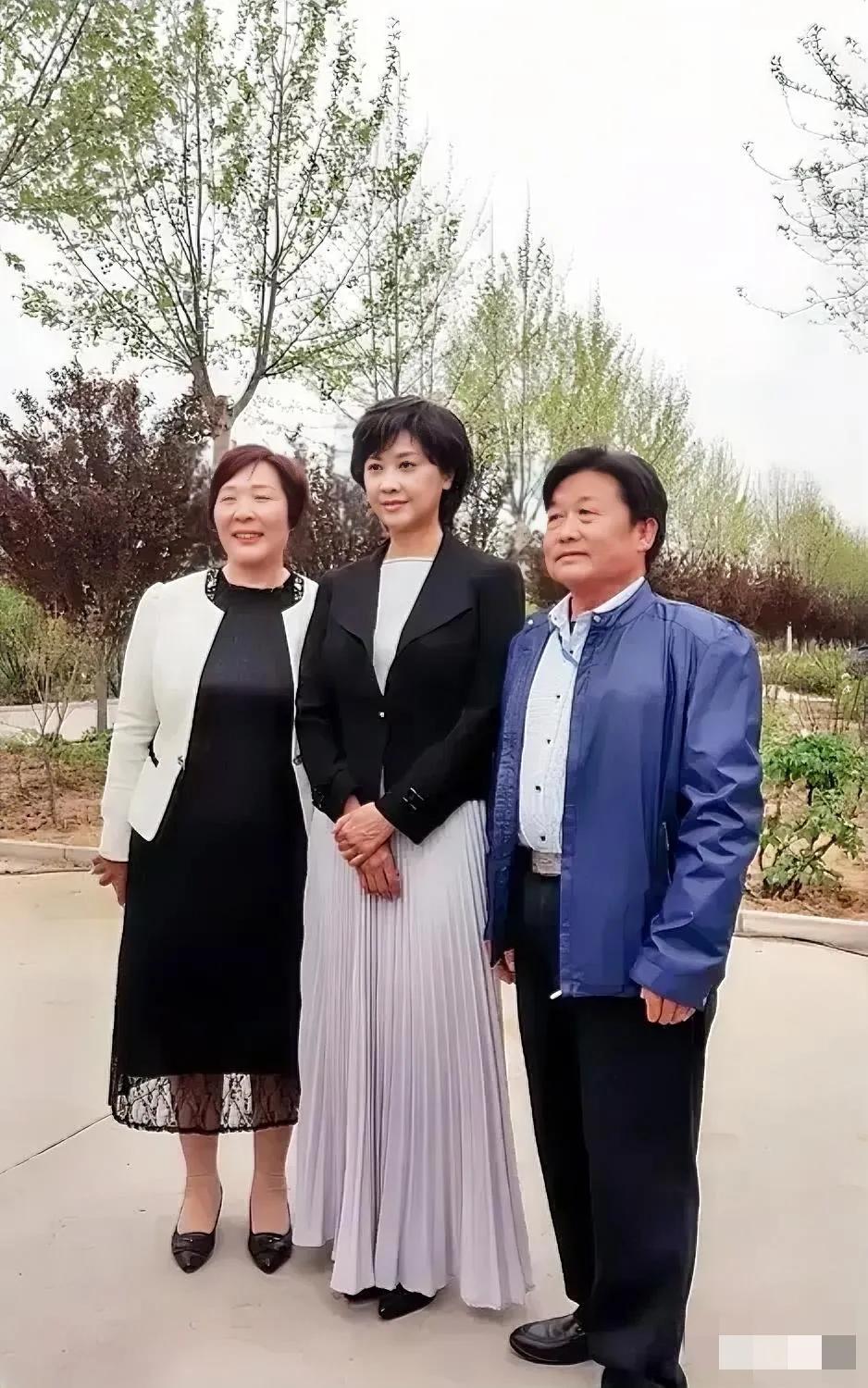 朱琳，脸保养的挺好，手暴露了年龄。一直不变的发型，都71岁了，头发怎么还这么浓密