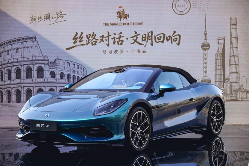 最近腾势在上海「参加了一场时尚大秀」与它同台参秀的是首位登上巴黎高级定制时装周官