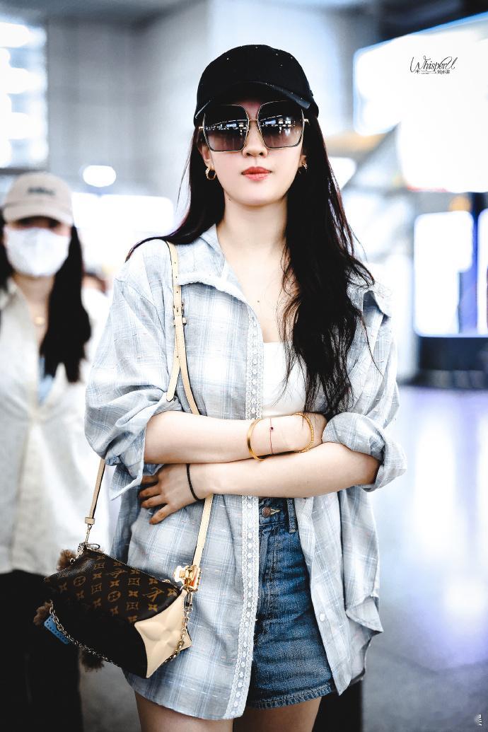 #刘亦菲牛仔短裤搭格子衬衫##刘亦菲衬衫松弛穿搭# ​刘亦菲以牛仔短裤和格子衬衫