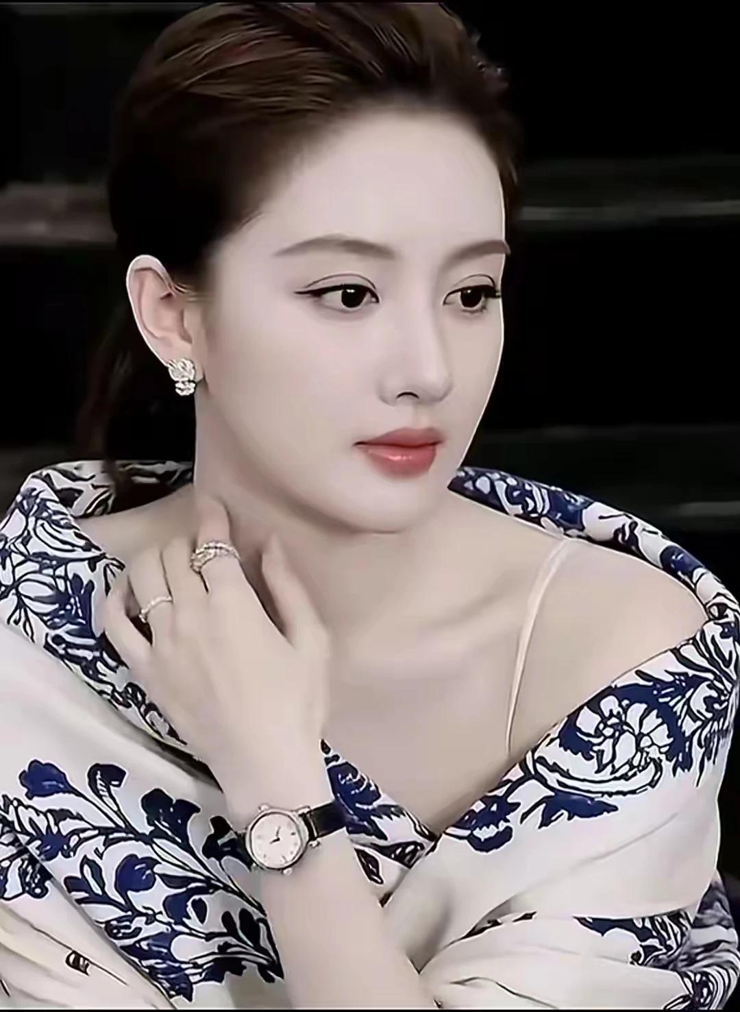 绝世文笔，挑战全网：
人生苦短何必卷，
砥砺前行敢向前。