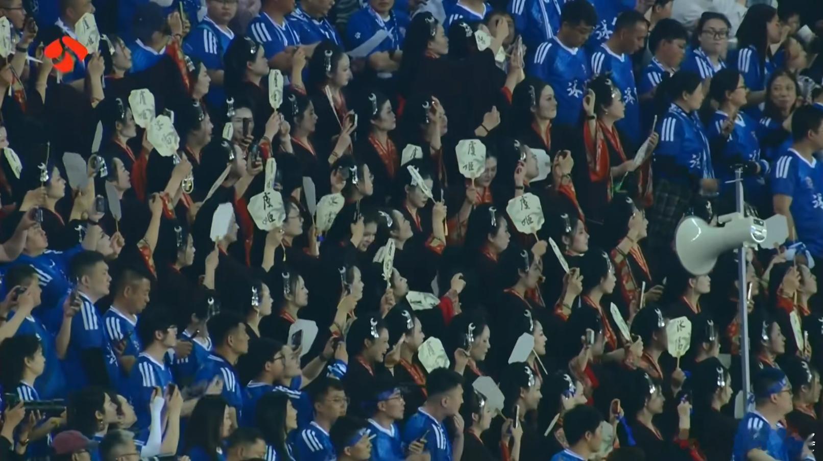 苏超 恭迎项王荣归故里！ 看台上一万个虞姬和项王打招呼 