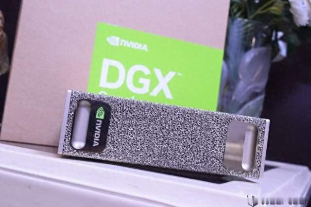 DGX Spark 内存砍半，价格没降：4999 美元