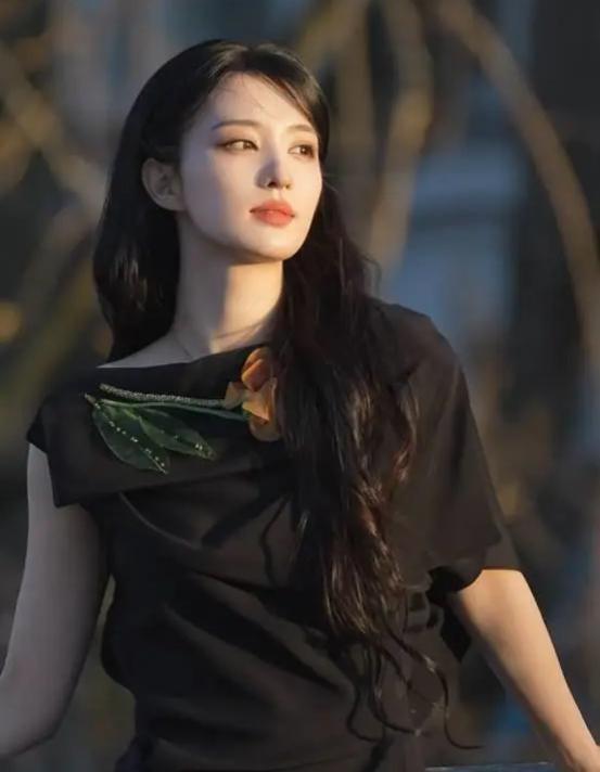 王楚然的侧脸更好看
巴黎时装展，王楚然官宣成为DIOR品牌大使。

活动上低盘发