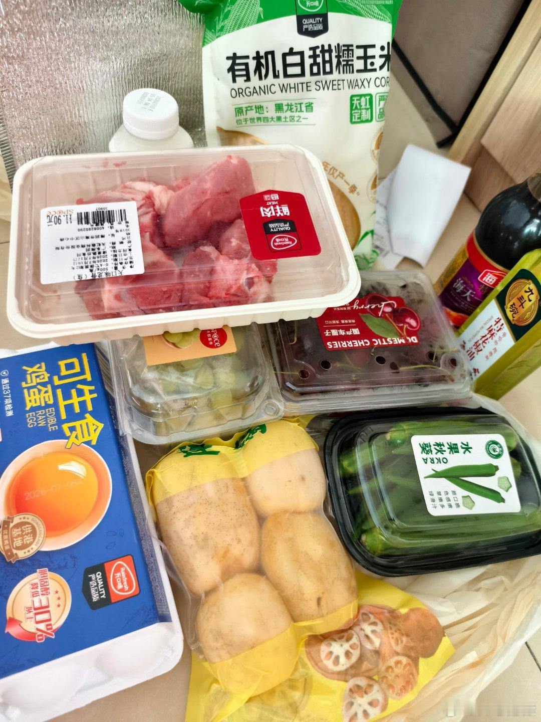 买了一堆吃的回来，中午煲了一个莲藕骨头汤，配上凉拌秋葵，黑米饭，午餐吃得好饱啊！