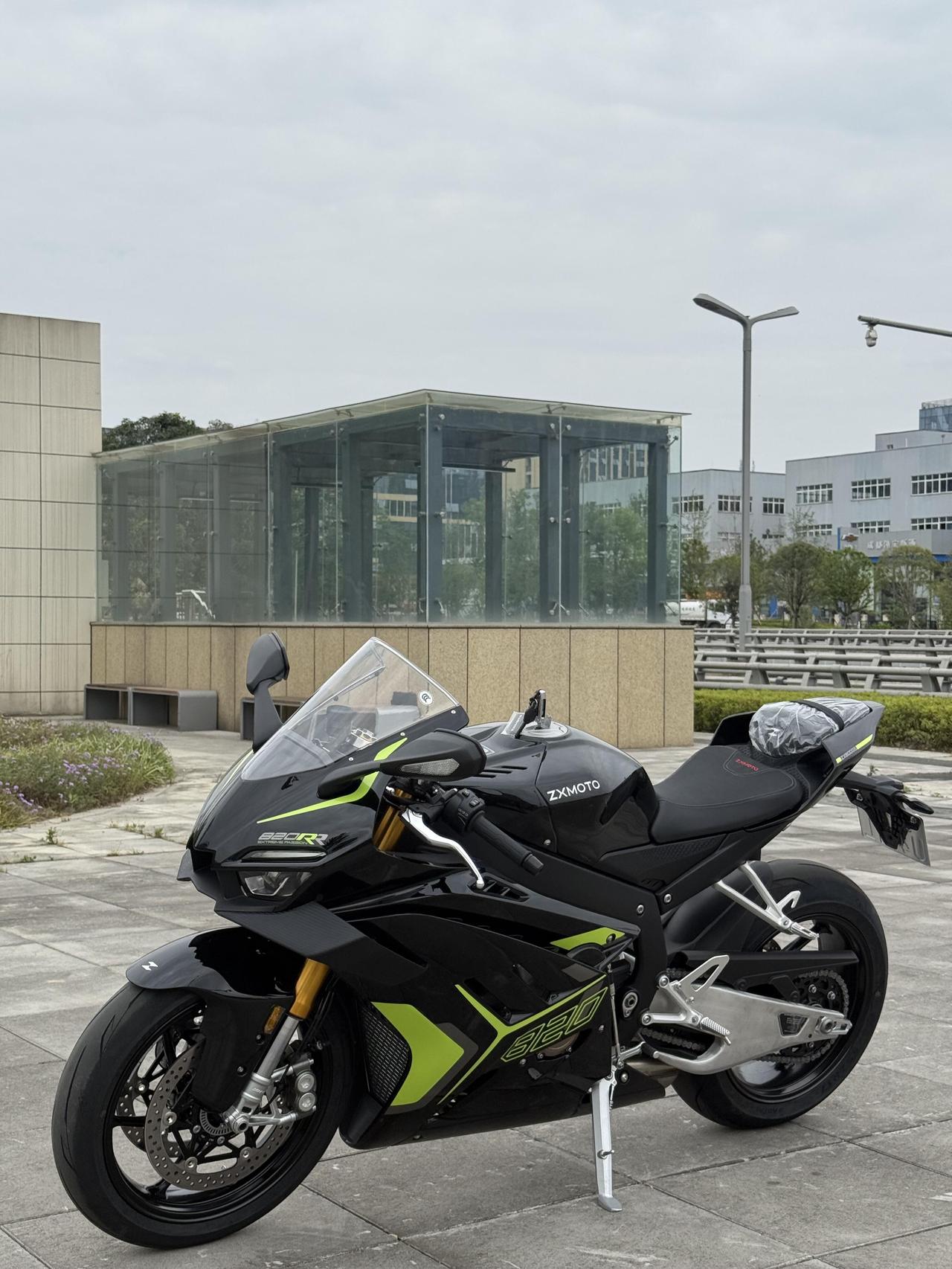 本届摩博会最值得冲的赛道狠货当属张雪 820RR-RS，WSBK 五冠技术实打实