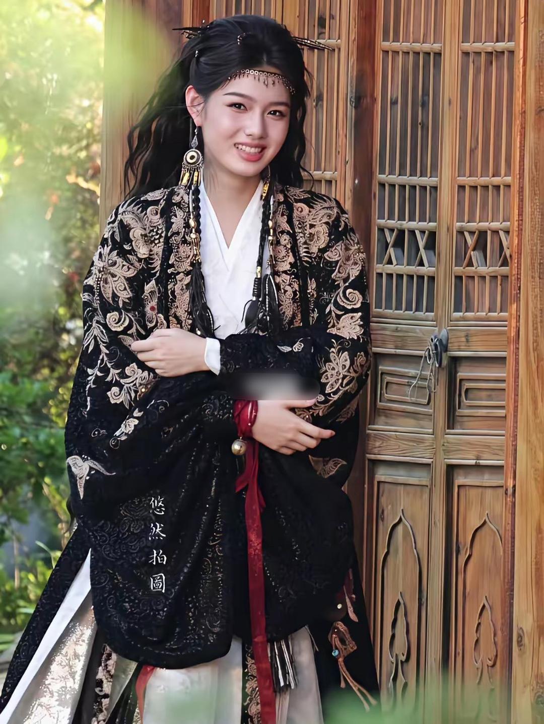 艾米本身就是偏厚重和钝感的长相，为什么要给她弄这么累赘的造型啊 ​​​