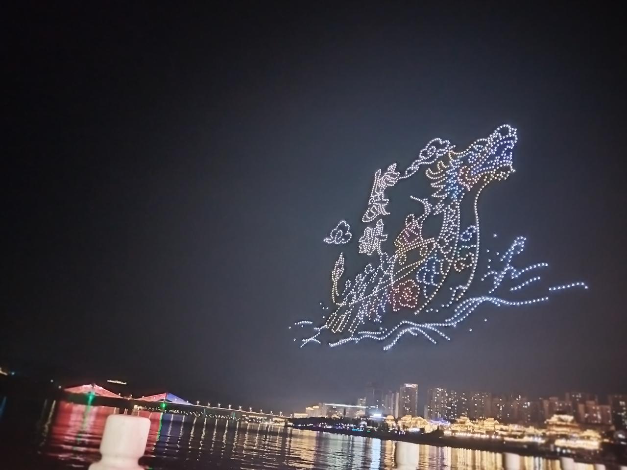 端午夜空中的龙舟竞渡，是江城合川的文化特色！