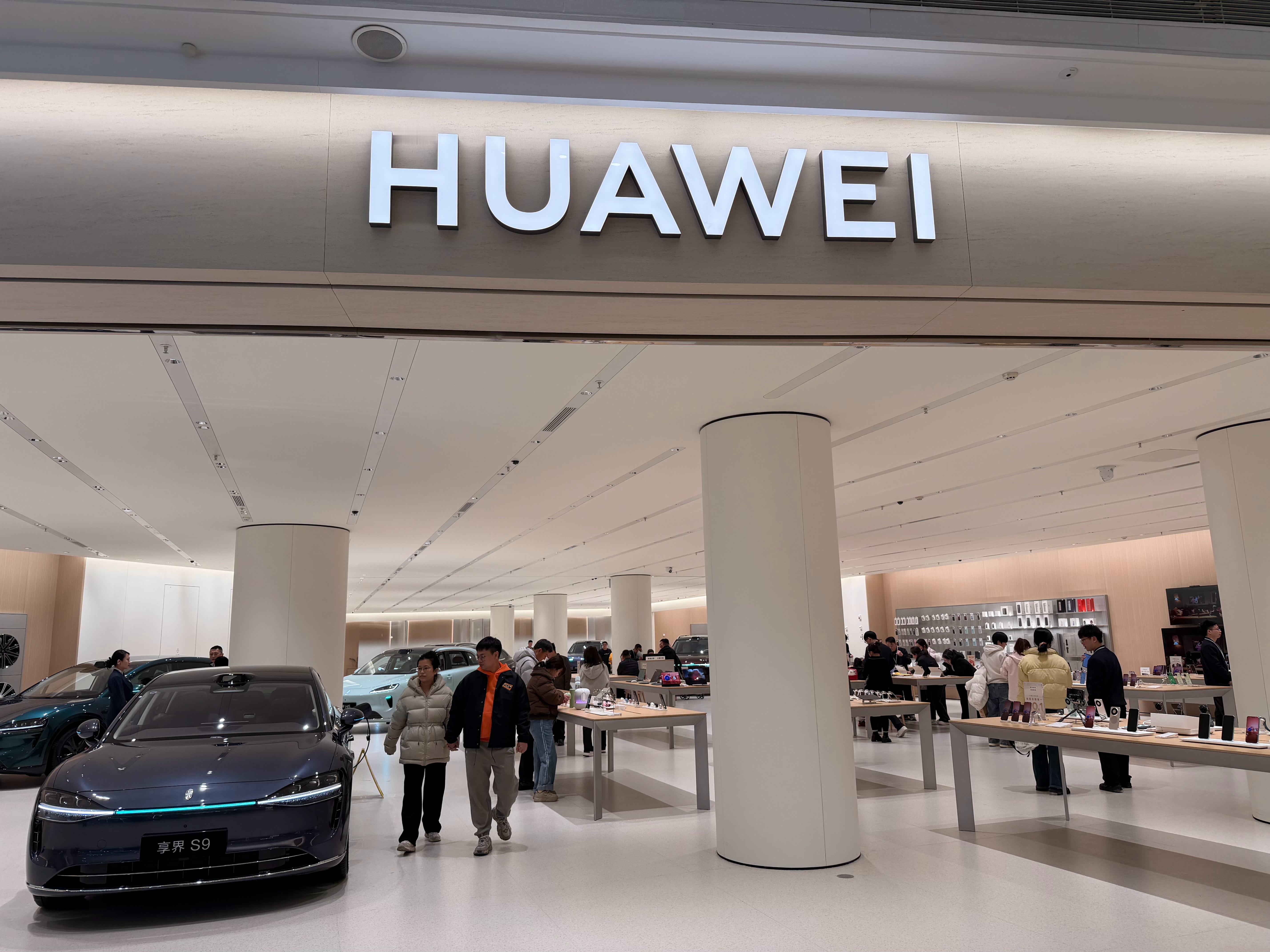 小区对面万达的HM终于倒闭了，在原来的位置开了家华为店，以后买车就更方便了 