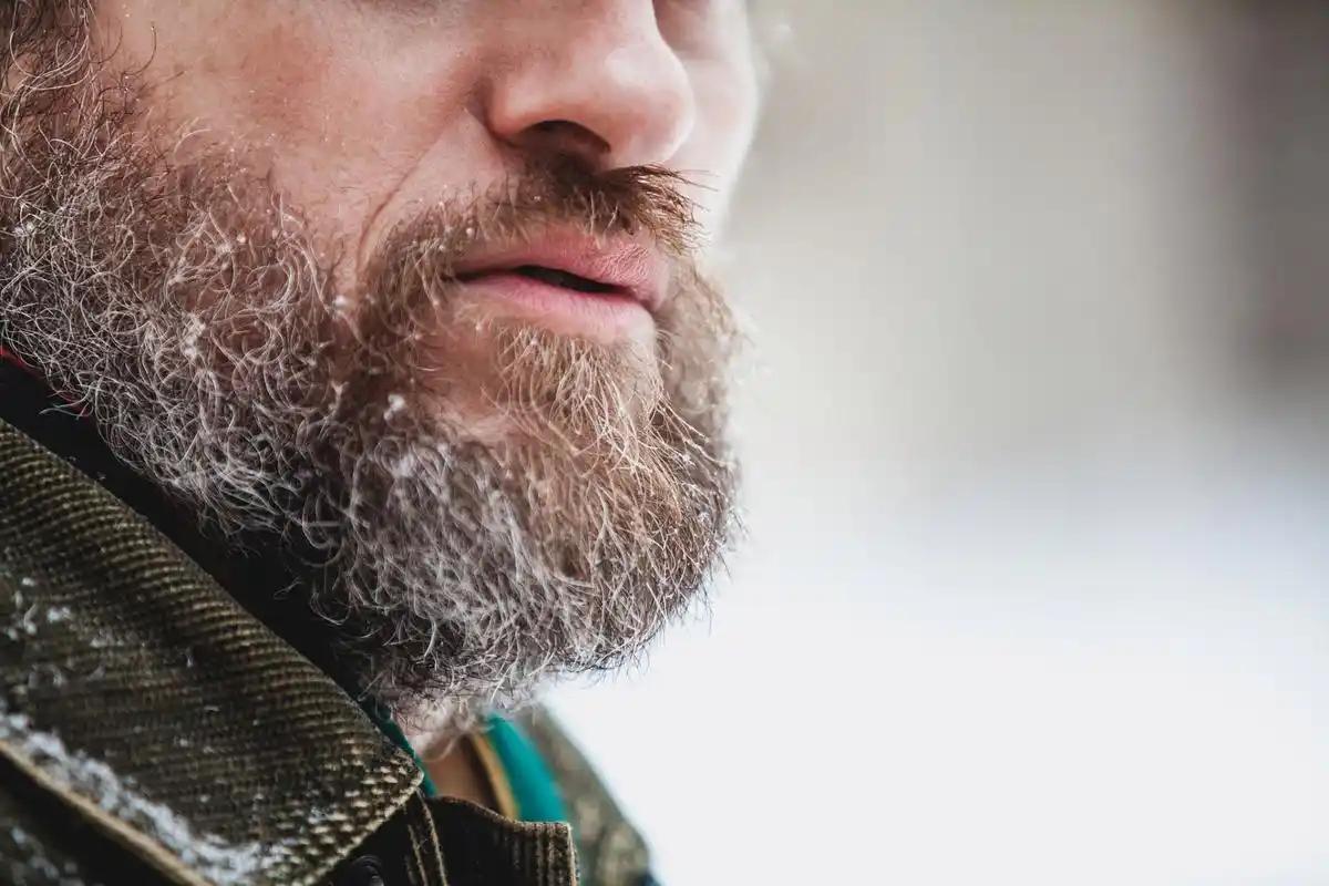 男人胡子长得快，说明了什么？刮胡子频率影响健康？医学来解释
有些男人早晨刮了胡子