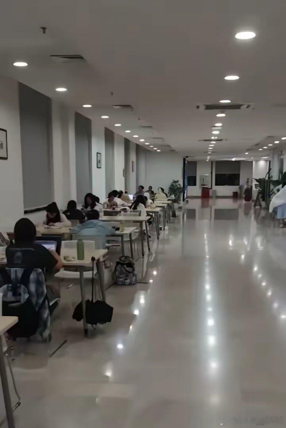 感觉武大这次把肖同学害惨了！在没查明真相的情况下，给了肖同学记过处分，这一处分不