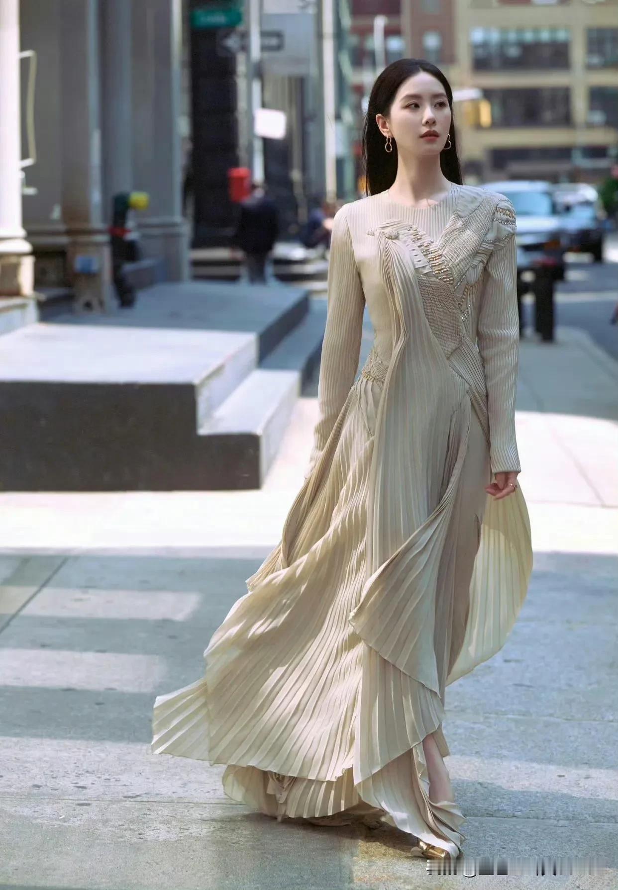 刘诗诗优雅气质，都市风尚，米色长裙，漫步街头