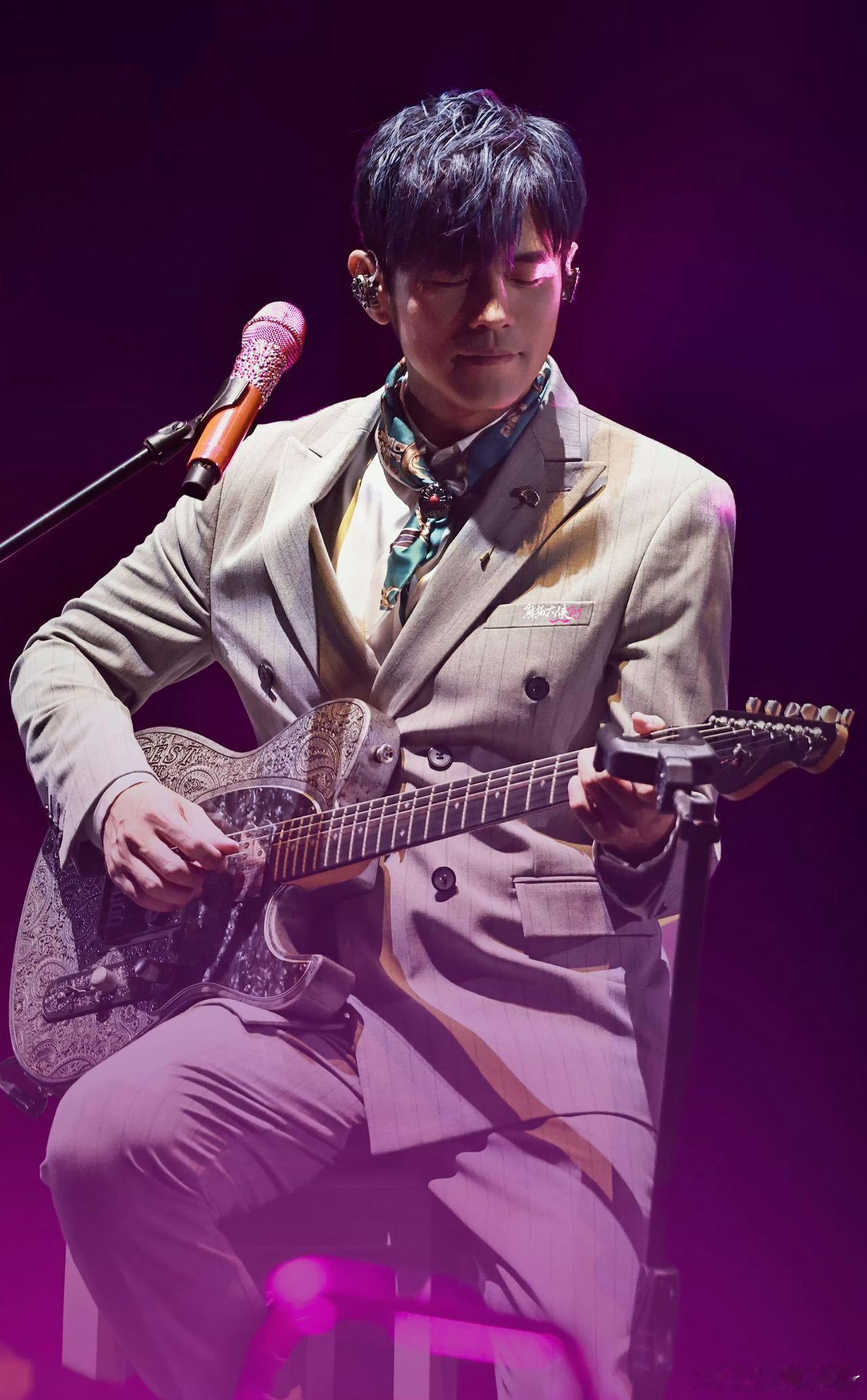 看得出周杰伦是团宠没去成演唱会也不亏！听到杰伦专属语音，四舍五入也算到过现场，团