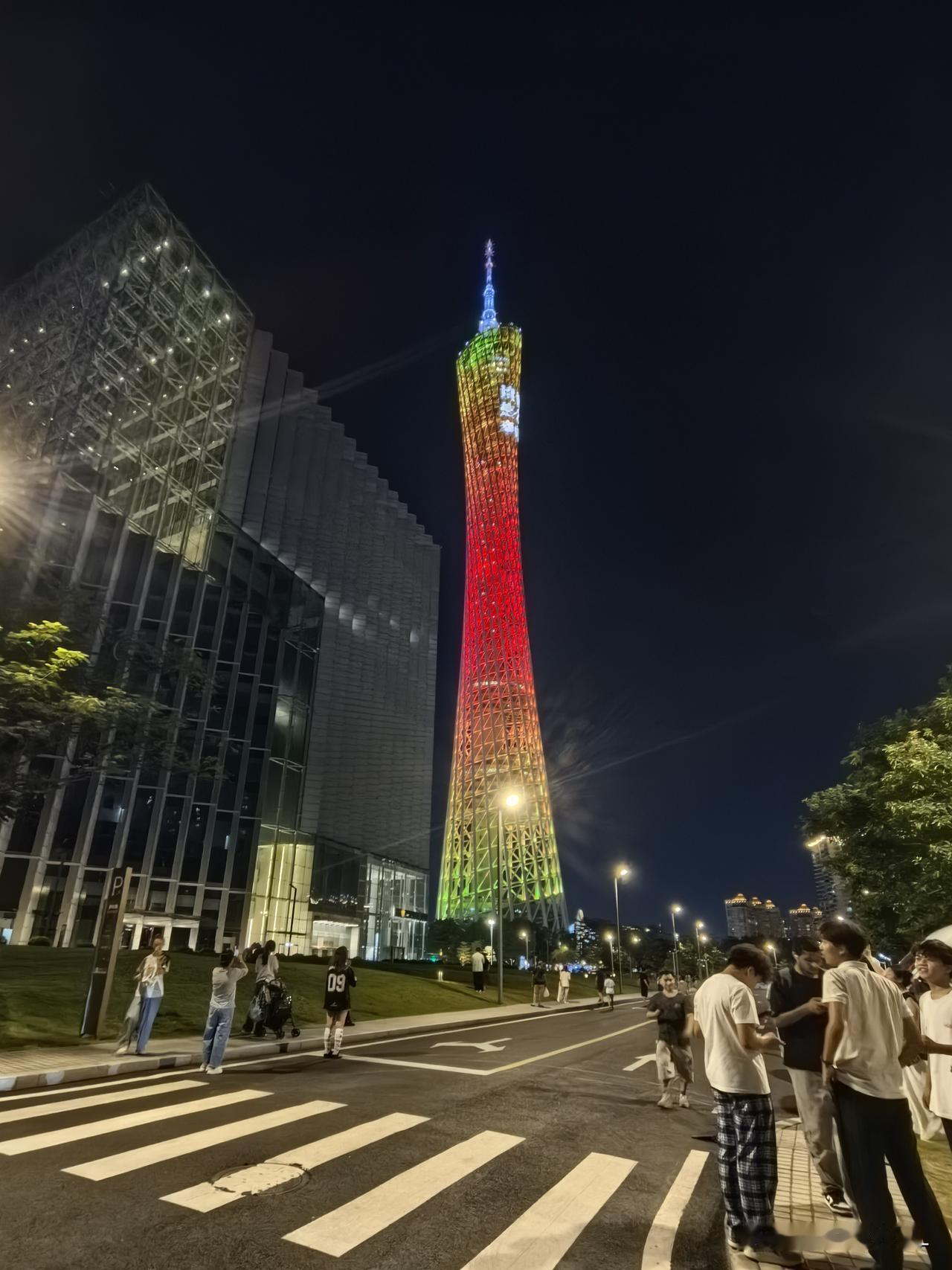 广州塔站到了！
周六晚上的广州地铁挤吗
我平时外出，都是坐公车多；我拍的景色，大