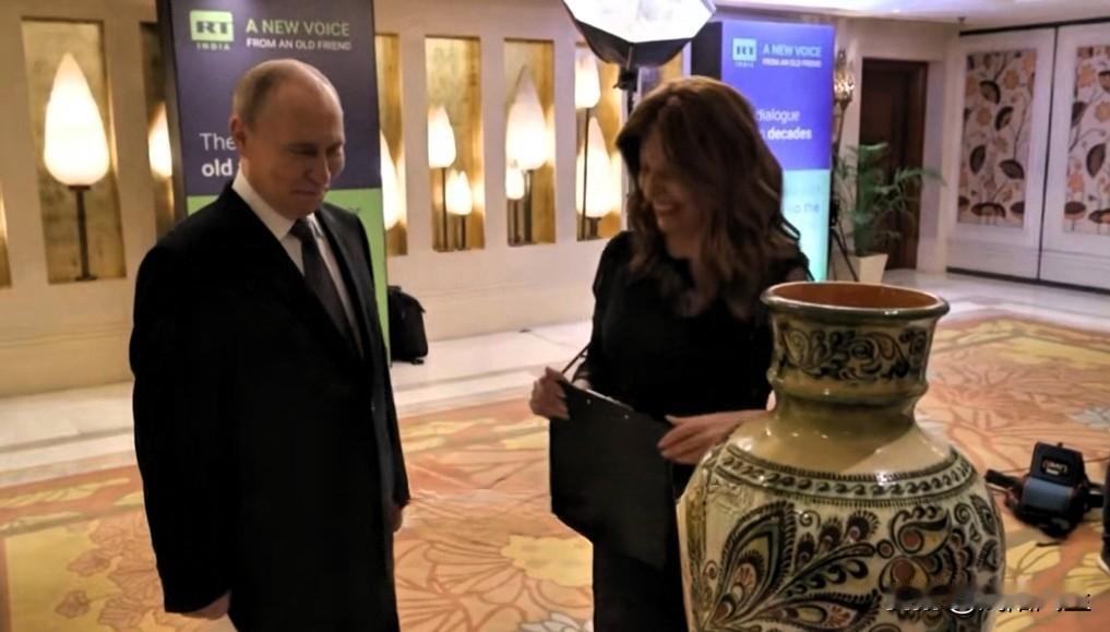 俄罗斯RT电视台总编玛格丽塔·西蒙尼扬把在印度发现的那只刻有“俄罗斯与乌克兰统一