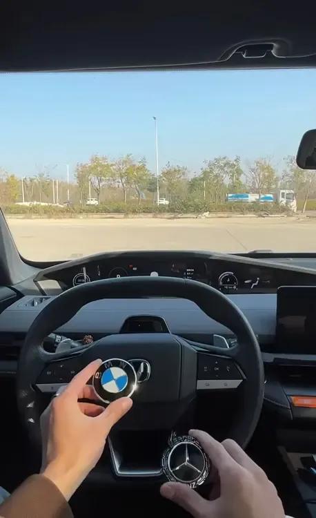 今天开奔驰还是宝马？就开奔驰吧！座驾随心换，天天好心情，哈哈！