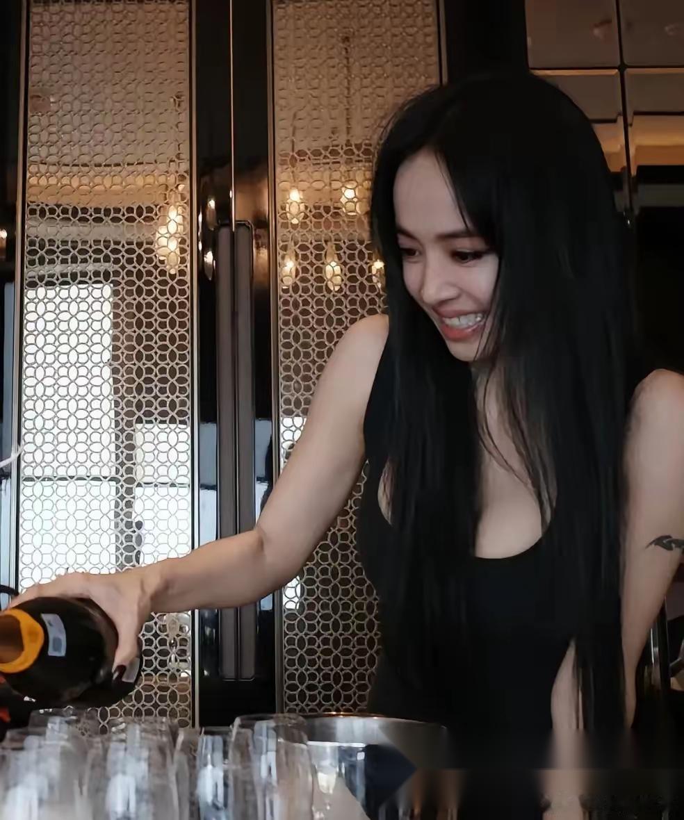 我表妹是歌手的助理， 她见过蔡依林， 她回来和我说，她说蔡依林居然是她见到真人让